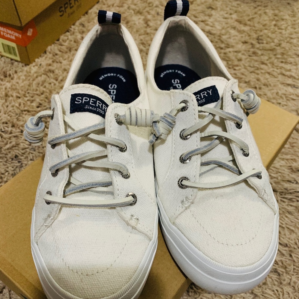 Women’s Sperry Crest Vibe Sneaker Size 6